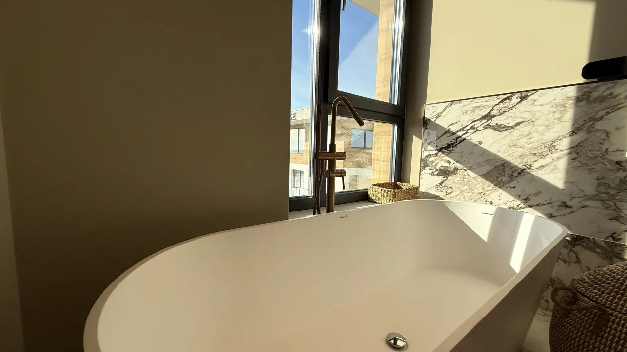 Baie cu cadă în penthouse-ul XENERO Residence