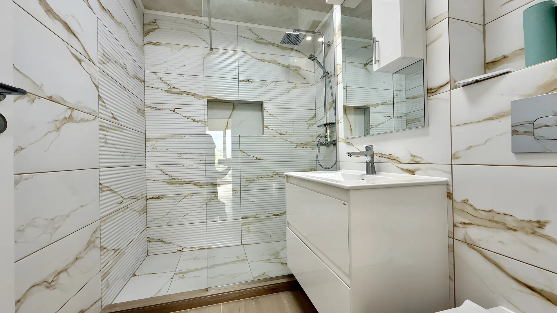 Baie finisată într-un apartament din XENERO Residence