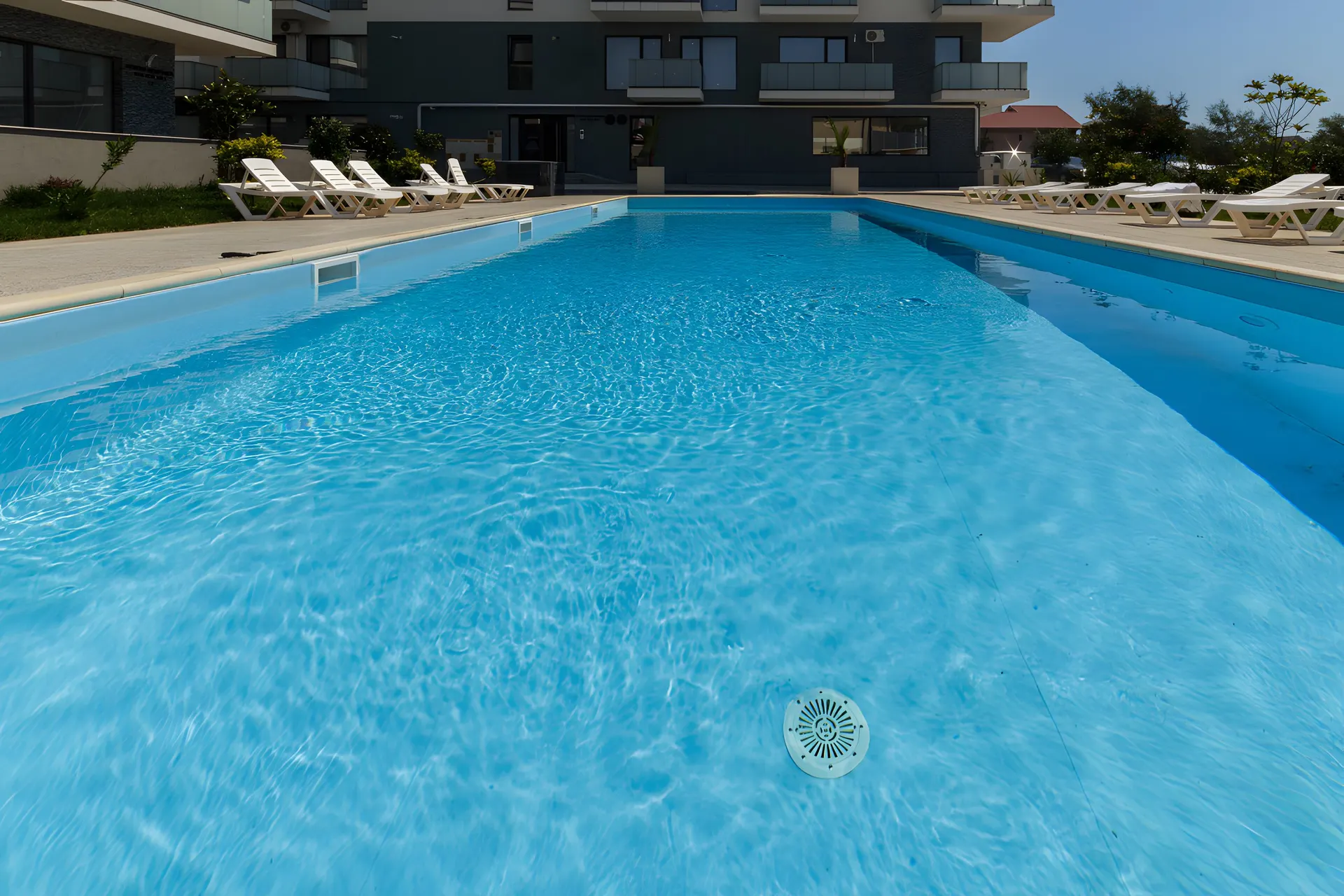 Piscina ansamblului XENERO Residence, cu clădirile finalizate în fundal