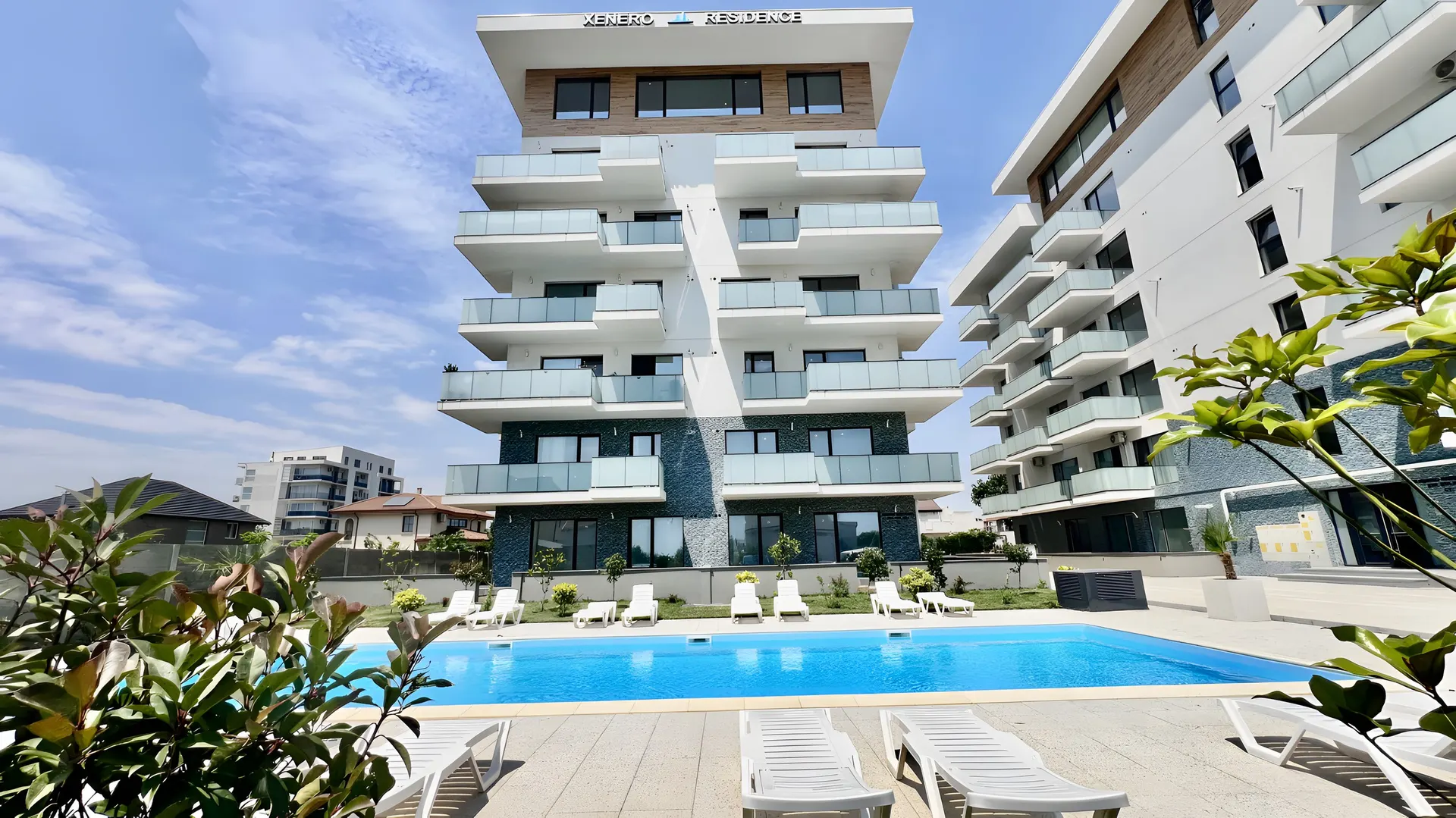 Piscina ansamblului XENERO Residence, cu clădirile finalizate în fundal