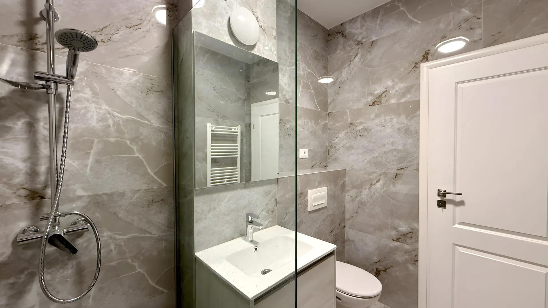 Baie finisată într-un apartament din XENERO Residence
