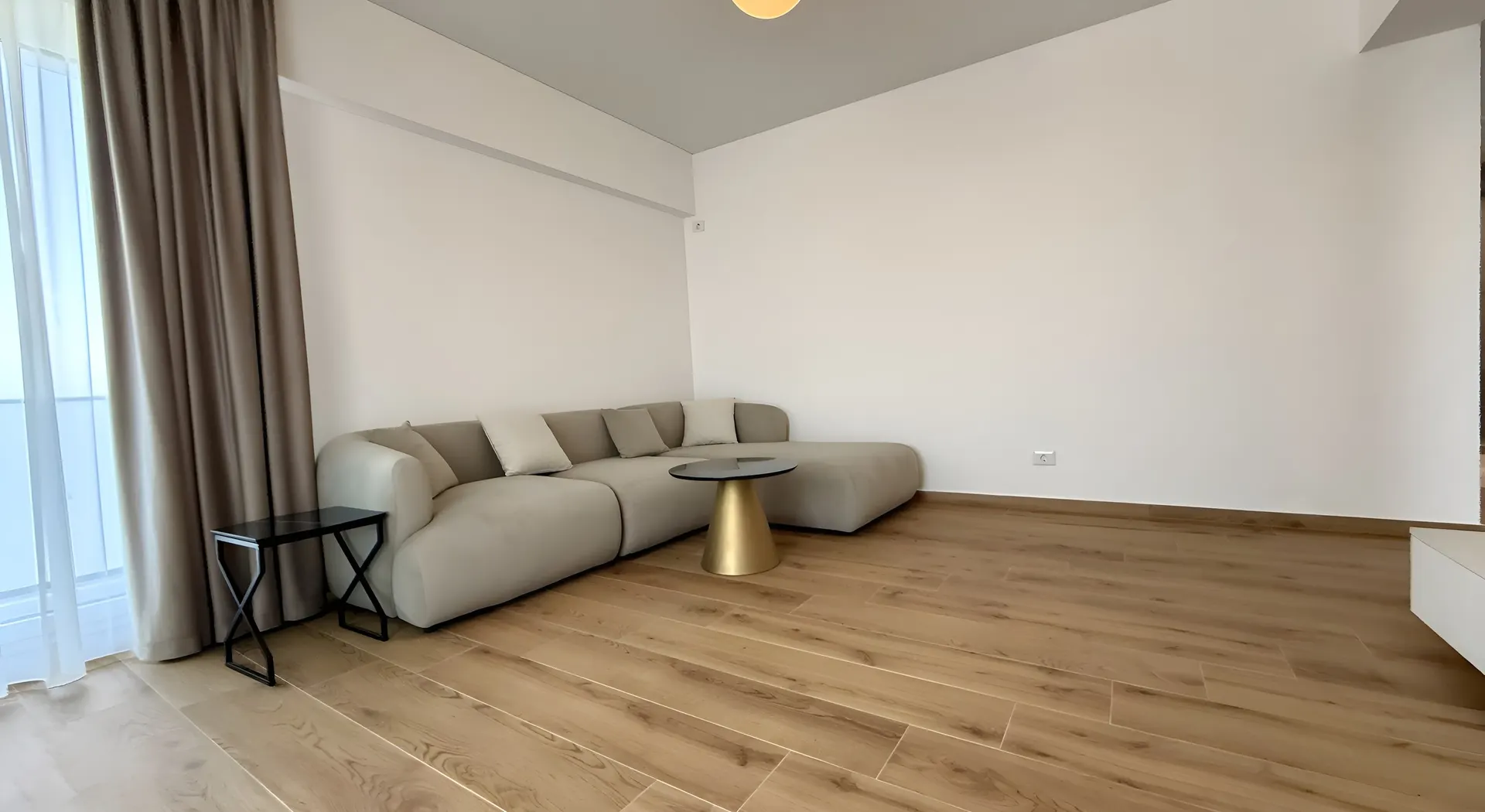Living luminos într-un apartament finalizat din XENERO Residence, Mamaia Nord